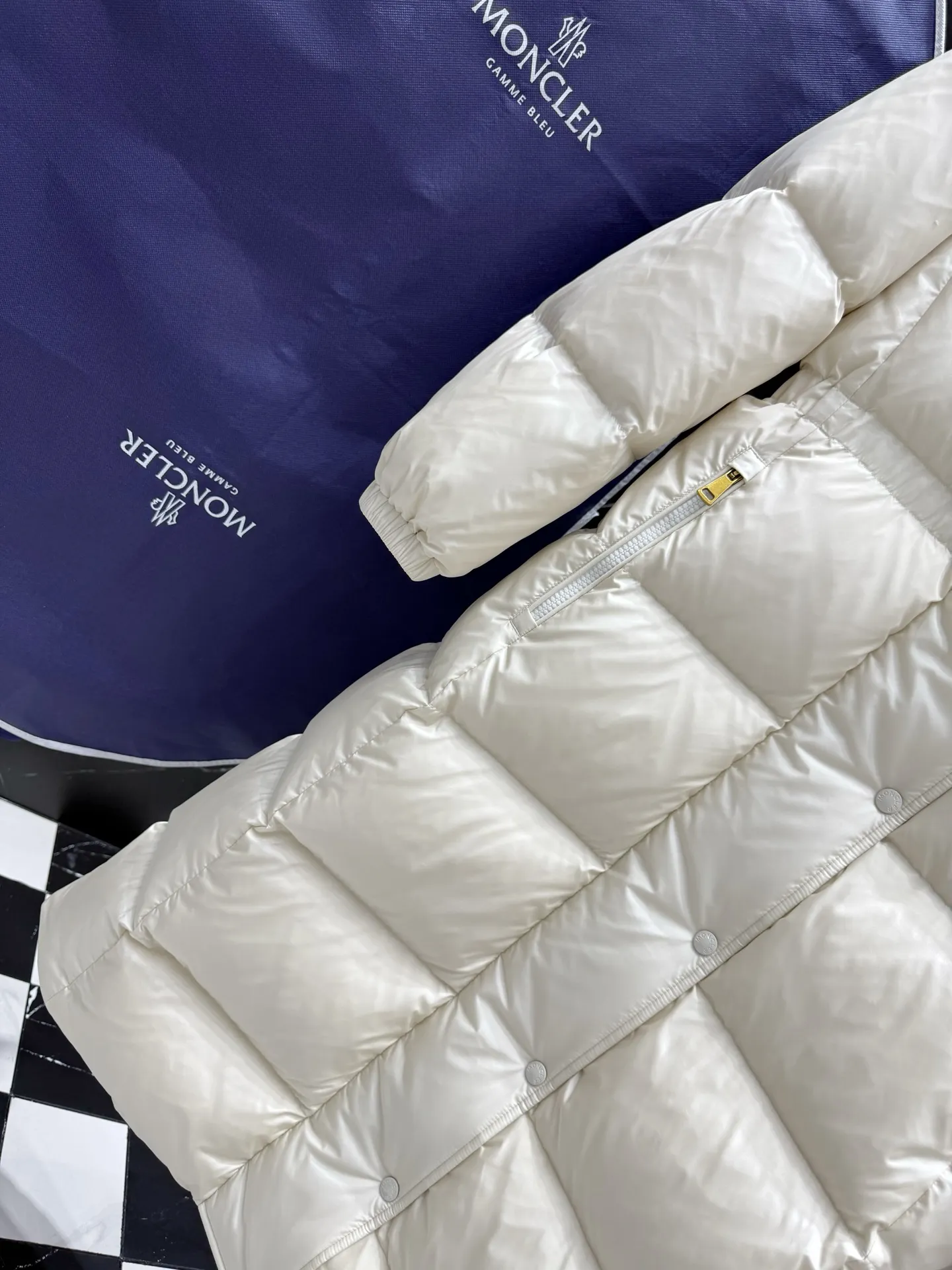 “ ”Moncler Chamer ，Chamer 。 ， 。 ， 。 Size：1234 ： ：Black White